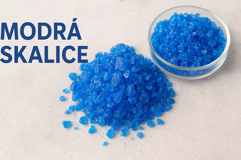 Hromada modré skalice v krystalické formě vedle skleničky.