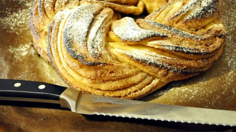 Cinnamon braid with knife