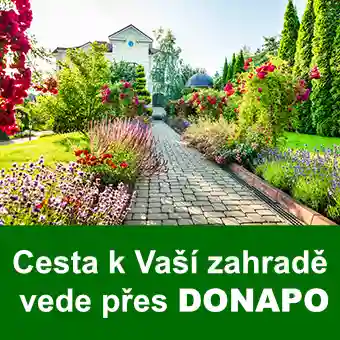 Kamenná cesta vede přes kvetoucí zahradu s různými rostlinami.