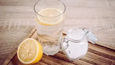Sklenice vody s citronem vedle skřínky se šumákem.