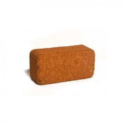 Hranol kokosové drti na bílém pozadí.