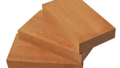 Tři kusy světlého mahagonového dřeva s viditelnou kresbou na bílém pozadí.
