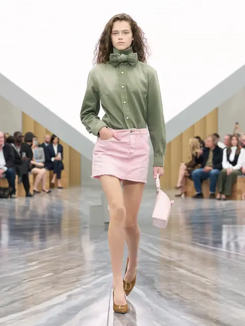 Model v olivové košili s růžovou sukní ukazuje barevné ladění.
