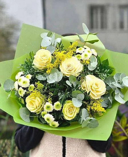 Kvetná vazba s rostlinou eukalyptus, žlutými růžemi a zeleným listím.