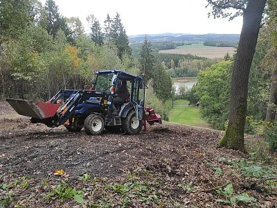 Traktor likviduje náletové dřeviny na okraji lesa.