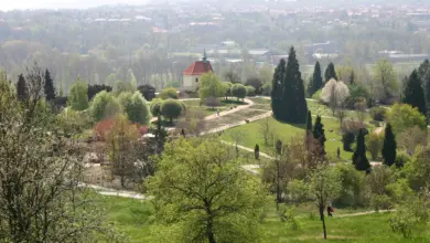 Botanická zahrada v Praze s kaplí a zelenými cestami