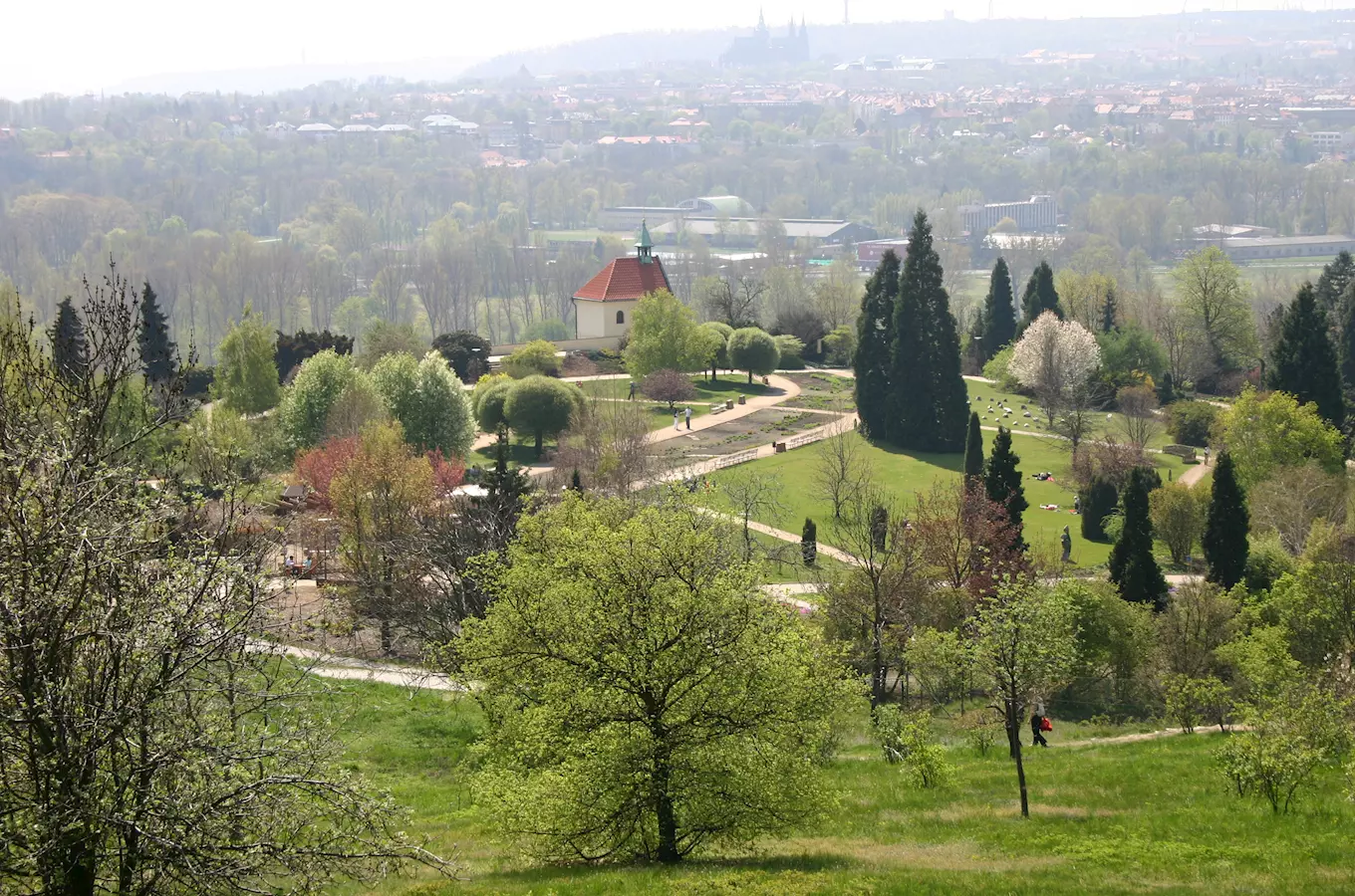 Botanická zahrada v Praze s kaplí a zelenými cestami