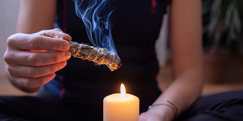 Spálení šalvěje nad svíčkou pro rituál či meditaci.